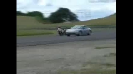 Yamaha R1 Срещу Porsche Carrera 4 - Top Gear