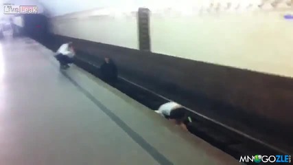Идиот се снима на релсите на метрото