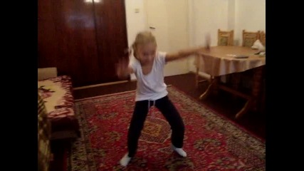 Сладката ми племенница прави гимнастични стойки