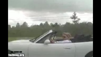 Жена шофира в дъжда със спуснат покрив! - Смях