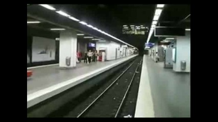 Луд скок в метрото над релсите 