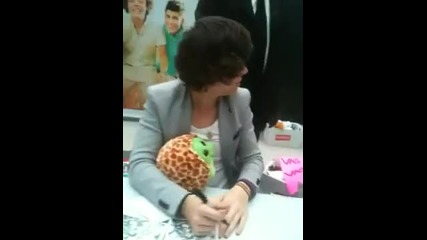 One Direction разписват албума си в Бостън на 04.03.2012