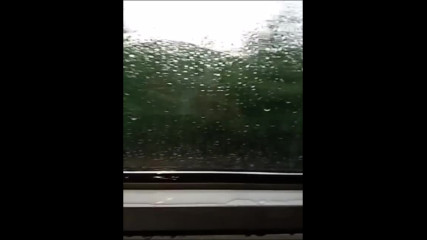 Дъжд вали в купето на влака