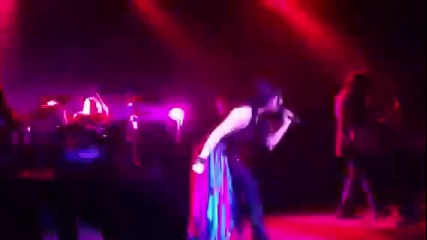 Amy Lee пада на сцената по време на концерт