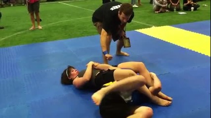 Жена побеждава мъж-jiujitsu match