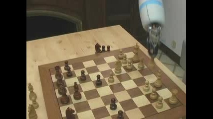 Робот играе на шах срещу човек 
