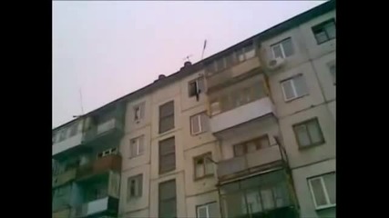 Луд руснак се катери на покрива - Много смях
