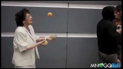 Баба жонглира на концерта