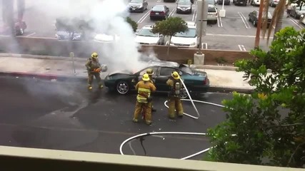 Кола избухва на сантиметри от пожарникар