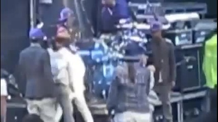 Justin Bieber пада на сцена 3/10/2010