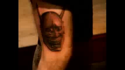 Крис Гарвър си прави татуировка - Татуировки в Маями