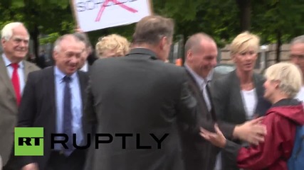 Активисти в Германия показват подкрепа по време на посещението на Варуфакис в Берлин