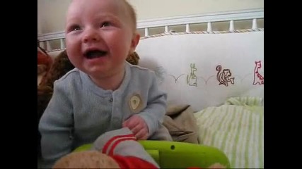 Бебе се смее много интересно! 