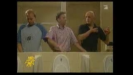 Трима истински Мъже в тоалетна! Били го подържал за малко?смях!!!