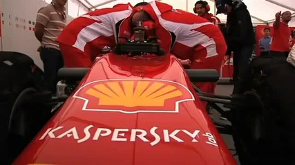 Giancarlo Fisichella прави шоу в Москва с болида на Ferrari 2010