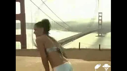 Секси кака върти обръч