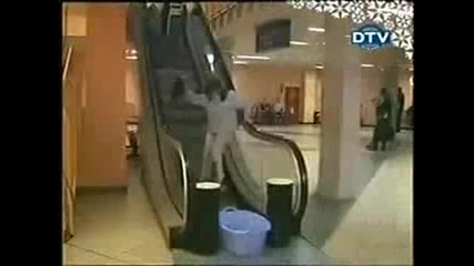 Жестока ебавка на ескалатор - смях