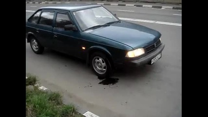 Лудият Москвич пак пали гуми... 