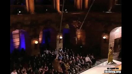 Топ моделката Alexandra пада на сцената : D 