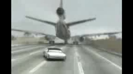 Самолет преземяващ се на магистрала смях