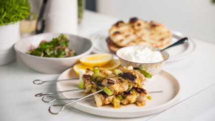 Пилешка шауарма с пита и салата от маринован лук | Шейн Делия ​| 24Kitchen Bulgari