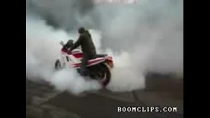 Пич Honda Burnout пали гумите! 