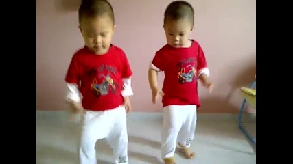 Близнаци танцуват Gangnam Style .. Сладурчета