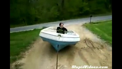 Oткачалкa се вози с лодка по пътя