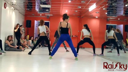 Танци по време на тренировка по Booty Dance