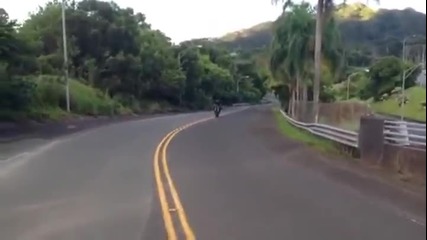 Моторист заснема брилянтна каскада "приземяване в джип "