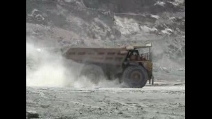 Youtube - Caterpillar 789c Mining Trucks.flv