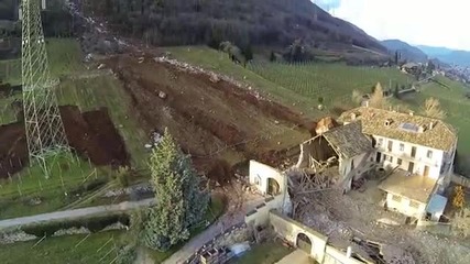 Огромна канара спря на сантиметри от къща в Италия