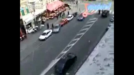 Луд Си Паркира Колата.
