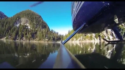 Луда занимавка ! Пилот на хеликоптер майсторски се пързаля по замръзнало езеро !