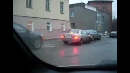 Внимание Жена Зад Волана 