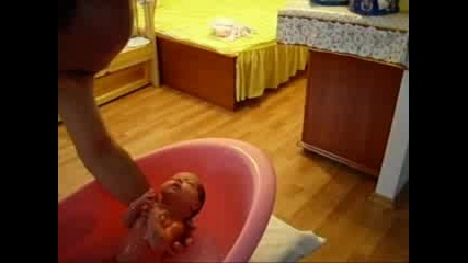 Къпане На Бебето