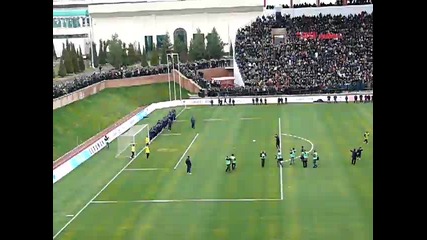 Роналдо се подхлъзва [ смях ]