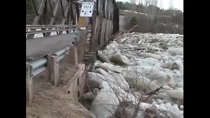 Силата на природата! Ледоход по река премества мост като играчка от "лего"!