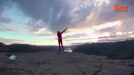 Екстремна балансирана стойка на една ръка на ръба на пропаст на 2 000 фута височина