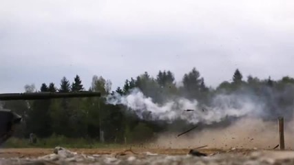 Руски Танк T 90 изстрелва снаряд , забавен каданс