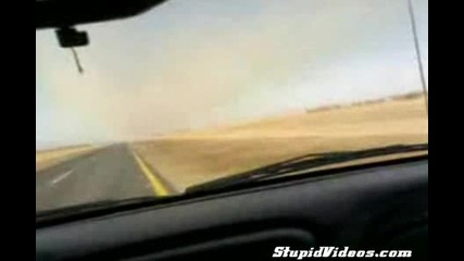 изтребител лети на 2 метра от земята