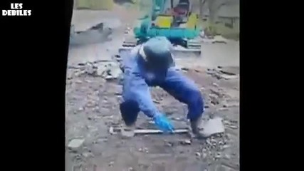 Работник прави Оли с лопата (смях)