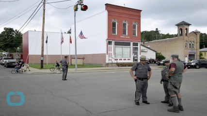 US Fugitives 'spotted Near Prison'
