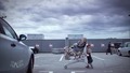 Малко дете бута количка от супермаркет заедно с майка си вътре! смях