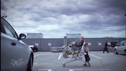 Малко дете бута количка от супермаркет заедно с майка си вътре! смях