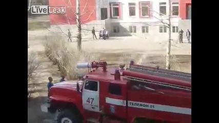 Руски пожарникари спасяват коте
