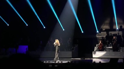 Селин Дион изпя "hello" на Адел на своя новогодишен концерт