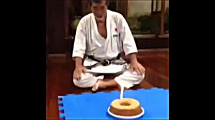 70 годишен каратист гаси свещ на рождения си ден