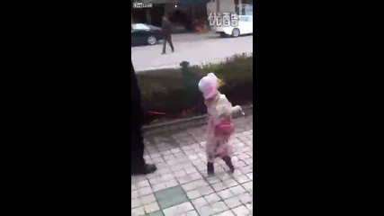 Куче облечено като момиче ходи на два крака