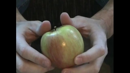 Как да разполовим ябълка със голи ръце 
